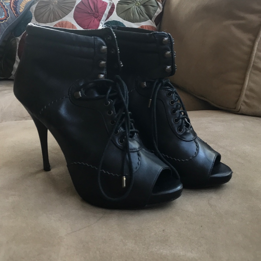 Steve madden leather peep toe lace up booties